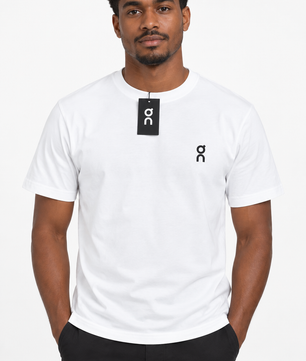 T-shirt blanc porté de face