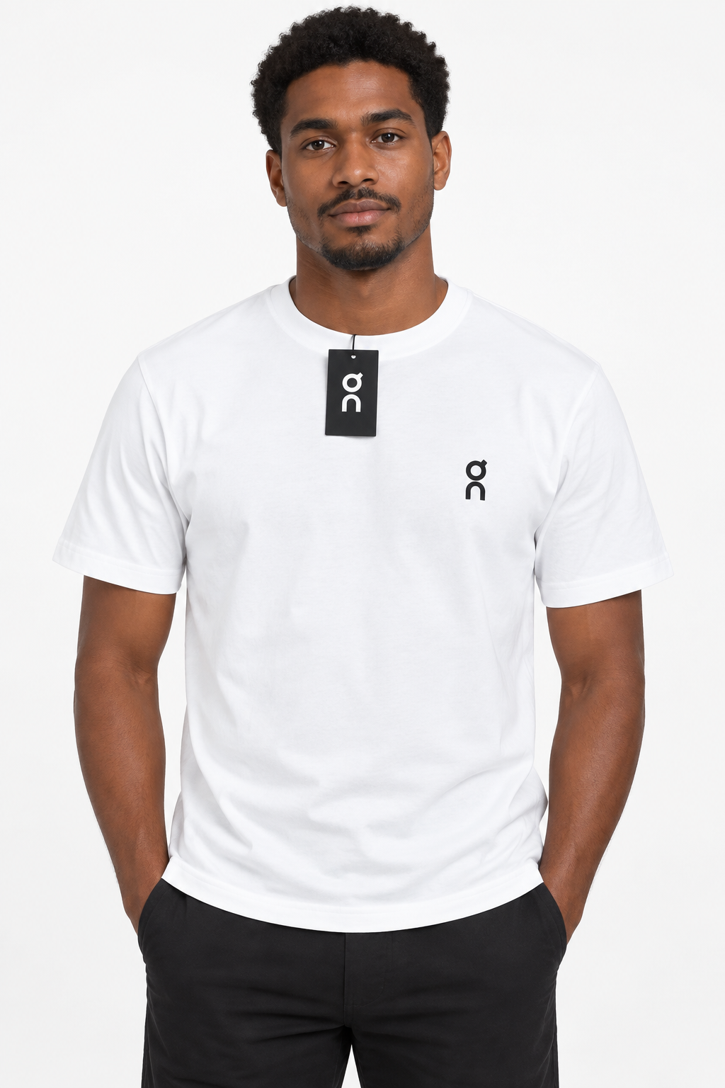 T-shirt blanc porté de face