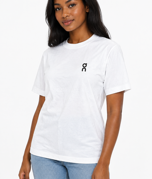 T-shirt blanc porté de trois-quarts