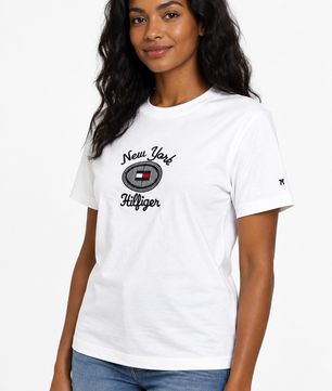T-shirt blanc porté de trois-quarts