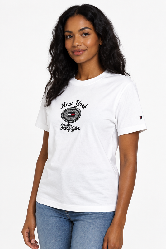 T-shirt blanc porté de trois-quarts