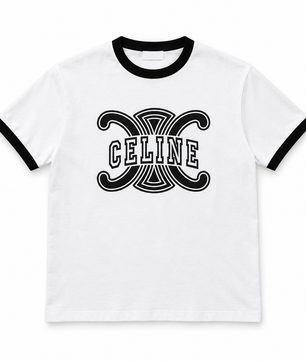 T-shirt blanc sur fond blanc