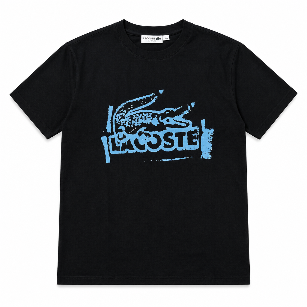 T-shirt noir sur fond blanc