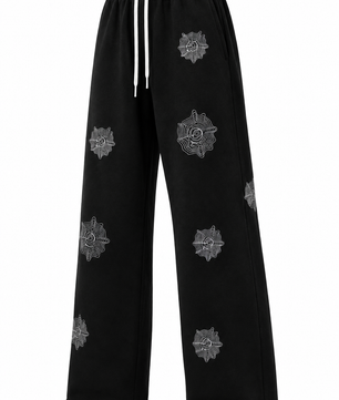 Vue trois-quarts du pantalon ample noir